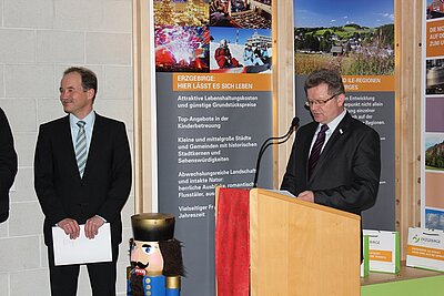 Staatsminister Sven Morlok (li.) und Matthias Lißke, Geschäftsführer der Wirtschaftsförderung Erzgebirge GmbH, bei der Eröffnung des Erzgebirgspavillons in Dresden.