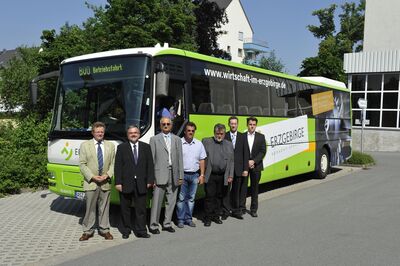 Der Landrat des Erzgebirgskreises und Sprecher des Regionalmanagements Erzgebirge, Frank Vogel, und die neuen offiziellen Botschafter des Erzgebirges vor dem ersten „Gedacht. Gemacht.“-Bus