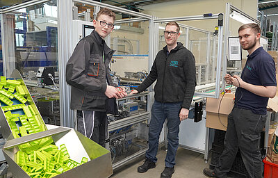 Levin Neubert (links) lernt im Praktikum von Michael Neubert und Jason Georgi (rechts). 