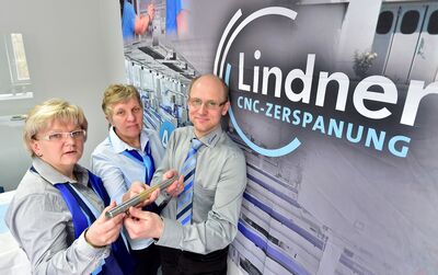 Karla Lindner (Mitte) gibt den Staffelstab an Anett (links) und Jens Lindner (rechts) weiter. (Foto: Normteile Lindner GmbH)