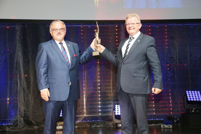 Der Sonderpreis für die „Kommune des Jahres“ ging an die Wirtschaftsförderung Erzgebirge GmbH. Er wurde von Frank Vogel, Landrat des Erzgebirgkreises und Geschäftsführer Matthias Lißke entgegengenommen. / © Boris Löffert