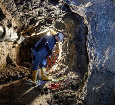 Probesprengung in Zinnwald: Rund 70.000 Tonnen lithiumreichen Zinnwaldits sollen hier lagern. (Foto: Presse- und Informationsamt der Bundesregierung, Andreas Stedtler)