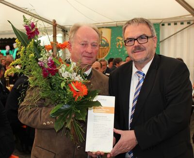 Landtrat Frank Vogel überreicht Christian Fiedler die Botschafterurkunde.