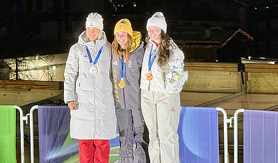 Rodel-Silber hinter Julia Taubitz (Mitte) ging an Elina Bota aus Lettland (l), Bronze an Ashley Farquharson aus den USA. 