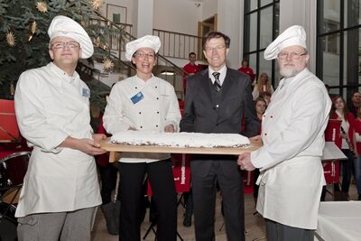 Mitglieder des Stollenverbandes Erzgebirge e. V. übergeben 1 m-langen original "Erzgebirgischen Weihnachtsstollen" 