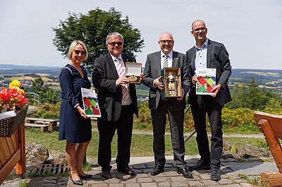 (im Bild von links nach rechts: Ines Hanisch-Lupaschko (Geschäftsführerin TVE), Frank Vogel (Landrat Erzgebirgskreis), Sven Schulze (Oberbürgermeister Stadt Chemnitz), Sören Uhle (Geschäftsführer CWE))