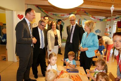 Katja Hillenbrand, Geschäftsführerin der Micas AG (m.), führt Bundesministerin Ursula von der Leyen (r.), Landrat Frank Vogel (2.v.l.) und den Bundestagsabgeordneten Marco Wanderwitz durch das Unternehmen.