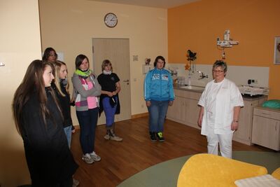 Elke Köhler (r.), Pflegedienstleiterin im Kreiskrankenhaus Stollberg, zeigt den Schülern im Rahmen der Unternehmensführung auch den Kreißsaal.