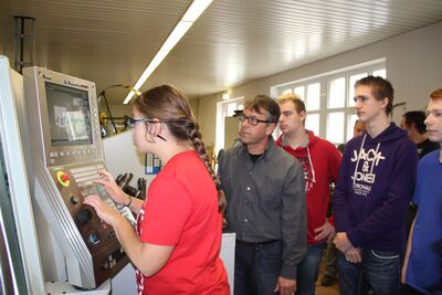 Gymnasiasten der EGE probieren sich an der CNC-Maschine bei der ASG