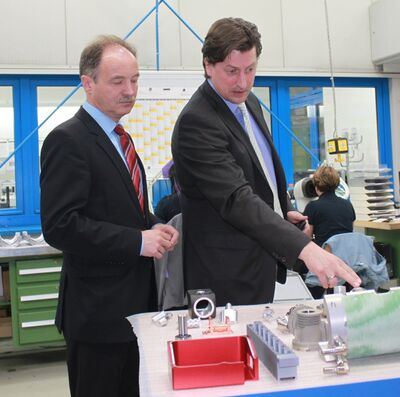 Geschäftsführer Oliver F. Zintl stellt dem Sächsischen Wirtschaftsminister Sven Morlok die PTF Pfüller GmbH vor.