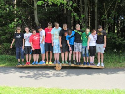 Teamfindung der neuen Azubis auf dem Rabenberg. Foto: Turck Beierfeld