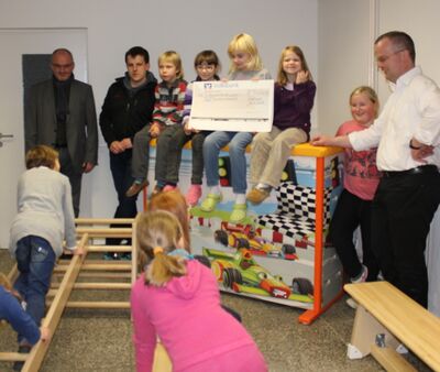 Die Hortkinder mit Bürgermeister Thomas Probst, Erzgebirgsbotschafter André Langer und Hortleiter Thomas Hofmann (v.l.n.r.)