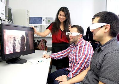 Studenten der WHZ testen die Datenbrille und App zur Einblendung von Untertiteln. Foto: WHZ