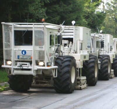 Eine Gruppe von Vibrations-Trucks während einer seismischen Messung.