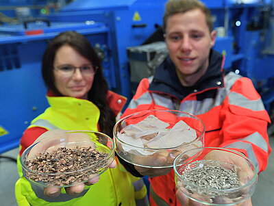 Susan Gabler und Johannes Leis vom STFI bei Untersuchungen zum Recycling smarter Textilien. 