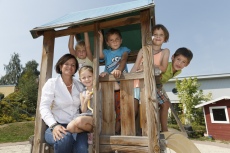 Chefin Katja Hillenbrand mit Kindern des Firmenkindergartens ‚Pfiffikus‘. (Foto: micas AG)