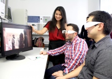 Studenten der WHZ testen die Datenbrille und App zur Einblendung von Untertiteln. Foto: WHZ