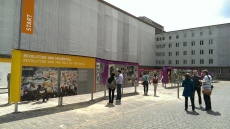 Bildunterschrift: 120 Tafeln wurden für die Open-Air-Ausstellung zum Mauerfall in Berlin von WOBEK per Dekorpulverbeschichtung bearbeitet. (Foto: WOBEK-Gruppe)
