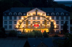 Der weltgrößte Schwibbogen am Firmengebäude der JR Carport & Holzbau GmbH in Gelenau leuchtet im Sommer. (Foto: Art-of-Schiller / Regionalmanagement Erzgebirge)
