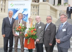 v.l. Ministerpräsident Stanislaw Tillich, Roland Manz, Anke Ott, Klaus Kolbe, Landrat Frank Vogel und Matthias Lißke (Foto: Regionalmanagement Erzgebirge)