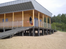 Rettungsschwimmerhaus auf Rundpfählen aus 100 Prozent recyceltem Kunststoff von Reluma aus Großrückerswalde (Foto: Reluma International GmbH)