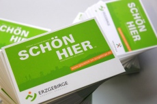 Die Vorderseite der neuen Postkarte „SCHÖN HIER“ des Regionalmanagements Erzgebirge.