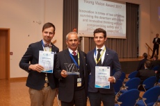 (v.l.) Christoph Bender, Prof. Moa’d Amro und Maximilian Käferstein mit dem Young Vision Award © TU Bergakademie Freiberg