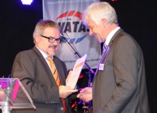 Torsten Enders (rechts), Geschäftsführer der WätaS Wärmetauscher Sachsen GmbH, wurde 2013 von Landrat Frank Vogel zum Botschafter des Erzgebirges ernannt.