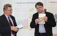 Matthias Lißke (li), Geschäftsführer der WFE GmbH und Thomas Napp während der Ausstellungseröffnung