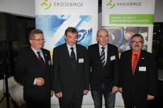 Landrat Frank Vogel (re.) und Matthias Lißke, Geschäftsführer der Wirtschaftsförderung Erzgebirge GmbH (li.), umrahmen die zwei neuen Botschafter des Erzgebirge, Prof. Dr. Hans-Jürgen Volkmann (2.v.l.) und Volker Carluß (2.v.r.).