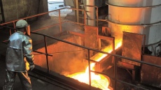 Die Nickelhütte Aue GmbH bedient komplexe Rohstoffkreisläufe, verschiedene Metalle werden aus Stoffgemischen recycelt. (Foto: Wolfgang Schmidt/ Regionalmanagement Erzgebirge)