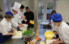 Erzgebirgische Kochkunst - deutsche und tschechische Schüler erproben sich