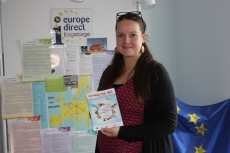 Susann Thiele, Leiterin des EU-Infozentrums, präsentiert die neue Broschüre für Jugendliche.