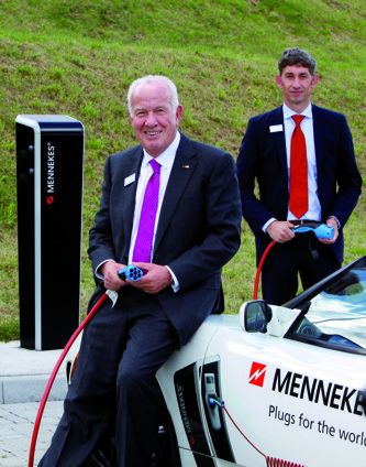 Senior-Chef Walter Mennekes (li.) und Geschäftsführer Volker Lazzaro mit dem von Mennekes entwickelten Ladestecker.